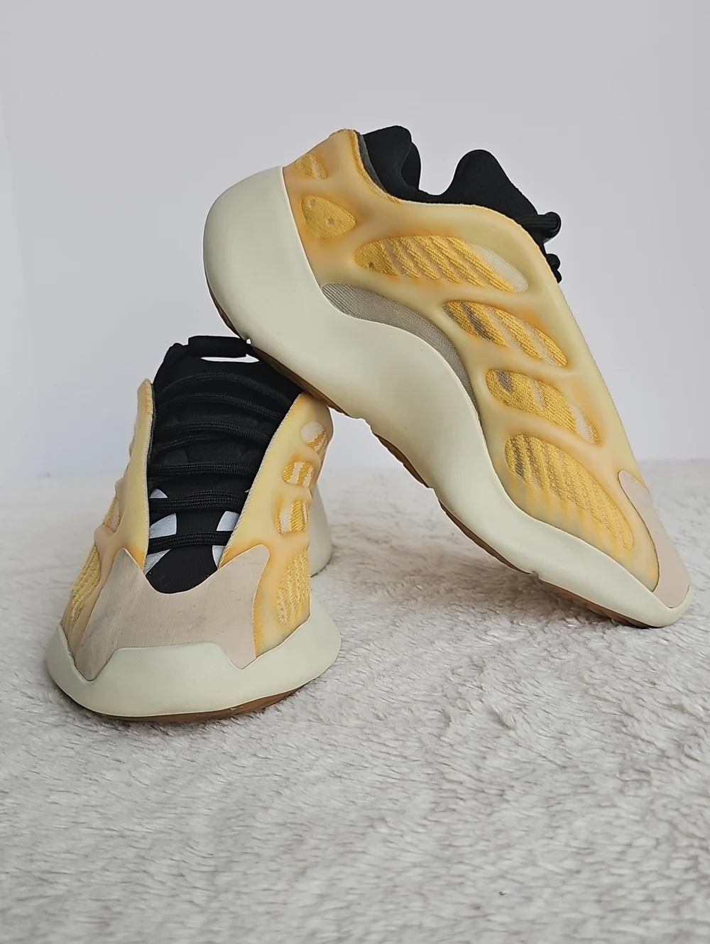 ​adidas Yeezy 700 V3 Mono Safflower HP5425 Men Size 6 Women 7